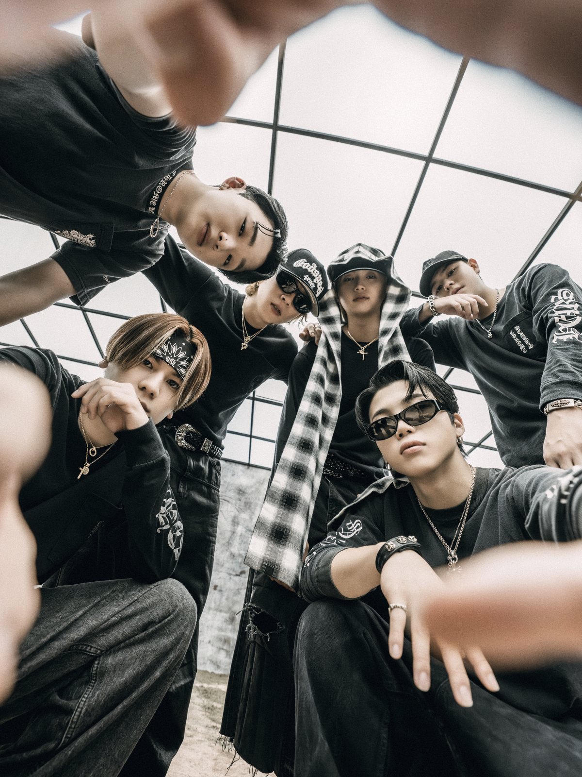 下からカメラをのぞき込むBE:FIRSTの6人